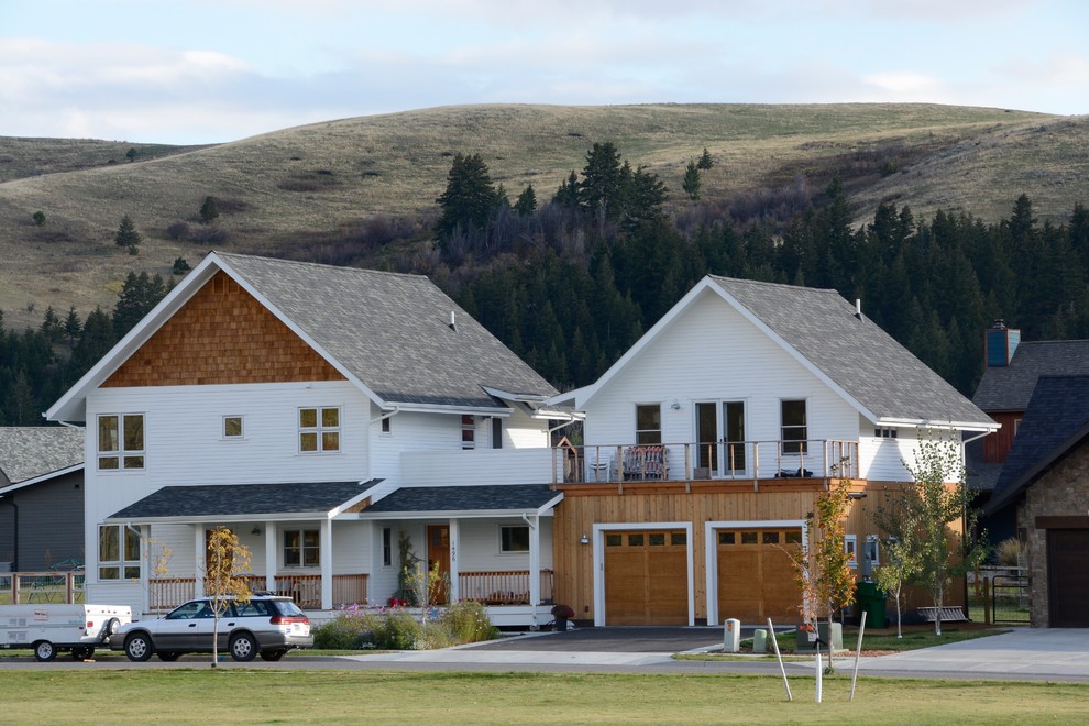 Esempio della villa bianca country a un piano di medie dimensioni con copertura a scandole e tetto a capanna