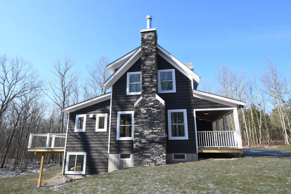 Modelo de fachada de casa azul de estilo de casa de campo de tamaño medio de dos plantas con revestimiento de madera, tejado a dos aguas y tejado de teja de madera