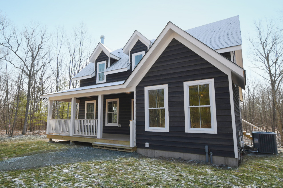 Idee per la villa blu country a due piani di medie dimensioni con rivestimento in legno, tetto a capanna e copertura a scandole