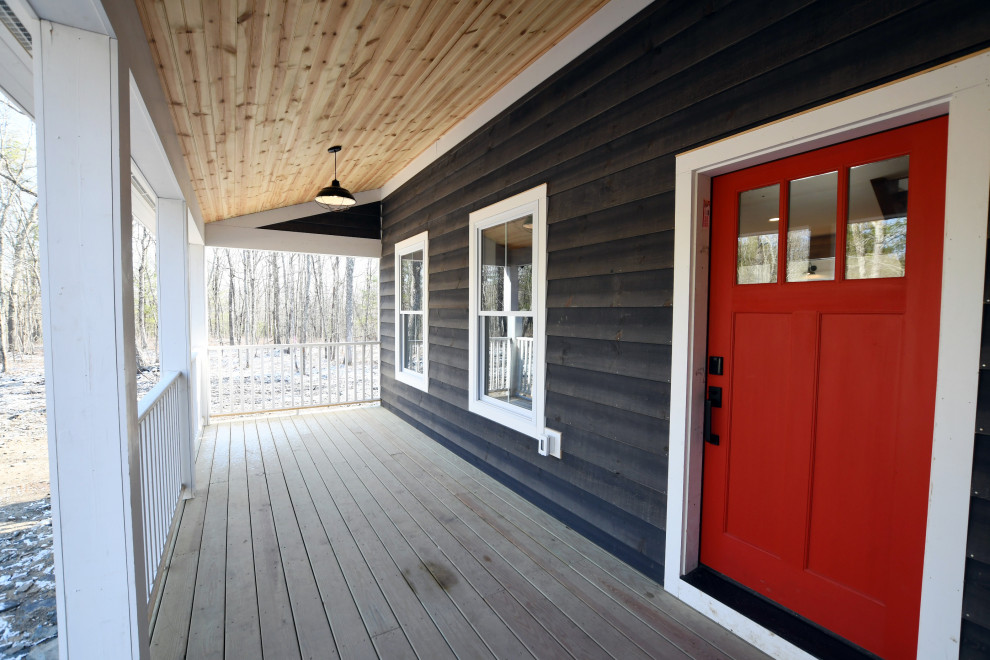 Imagen de fachada de casa azul de estilo de casa de campo de tamaño medio de dos plantas con revestimiento de madera, tejado a dos aguas y tejado de teja de madera