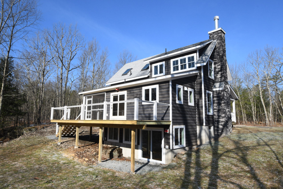 Ispirazione per la villa blu country a due piani di medie dimensioni con rivestimento in legno, tetto a capanna e copertura a scandole
