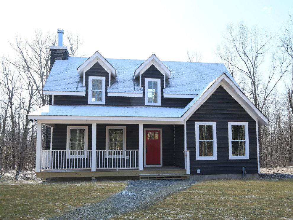 Ejemplo de fachada de casa azul campestre de tamaño medio de dos plantas con revestimiento de madera, tejado a dos aguas y tejado de teja de madera