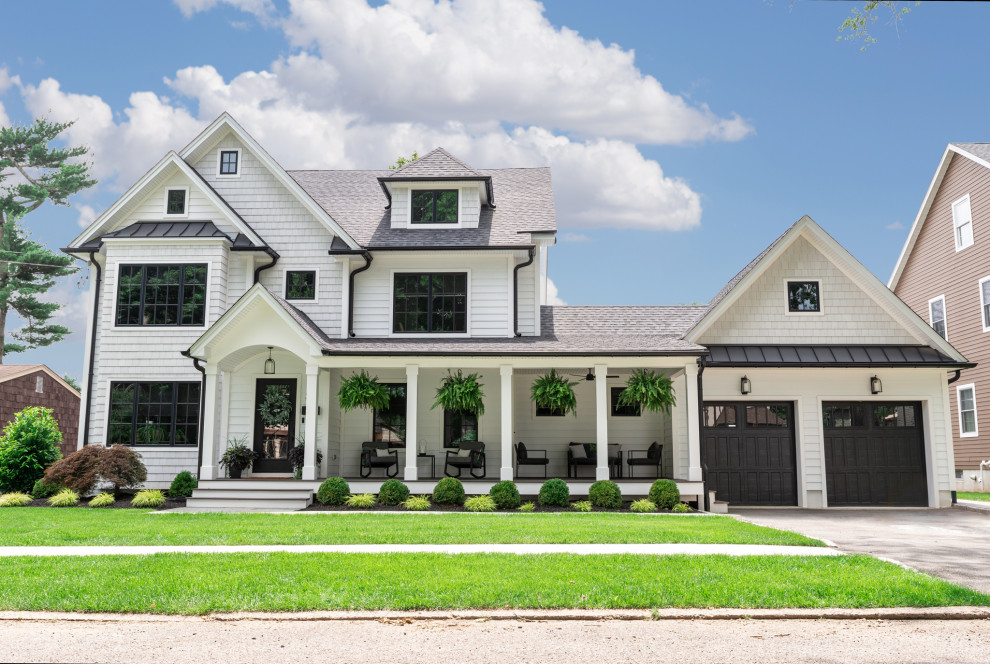 Mittelgroßes, Zweistöckiges Landhaus Einfamilienhaus mit Mix-Fassade, weißer Fassadenfarbe, Satteldach und Schindeldach in New York