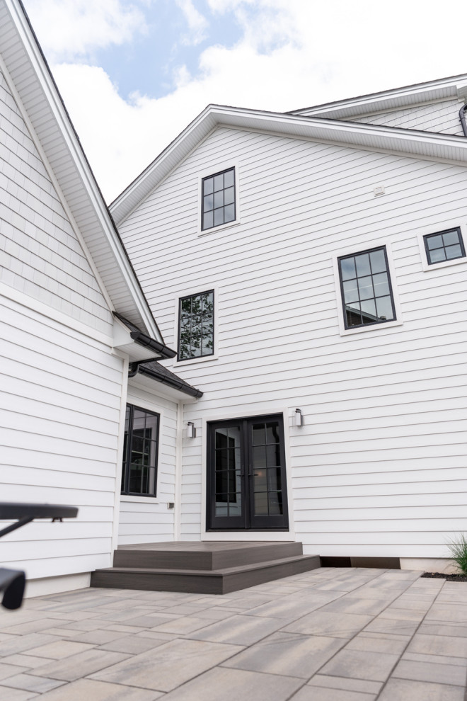 Mittelgroßes, Dreistöckiges Landhaus Einfamilienhaus mit Mix-Fassade, weißer Fassadenfarbe und Misch-Dachdeckung in New York