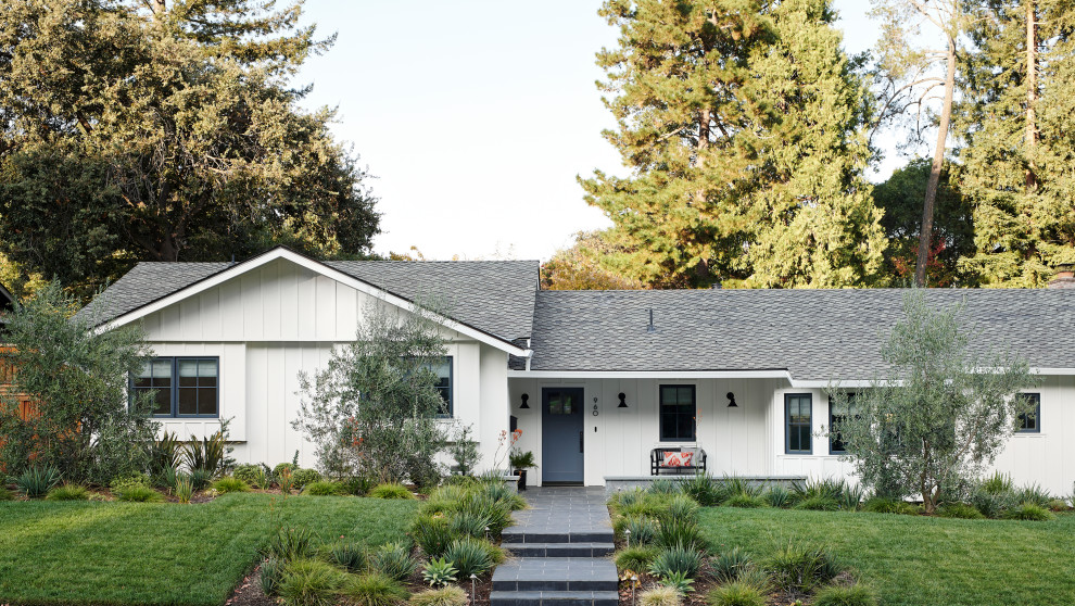 Großes, Einstöckiges Country Haus mit weißer Fassadenfarbe, Satteldach und Schindeldach in San Francisco