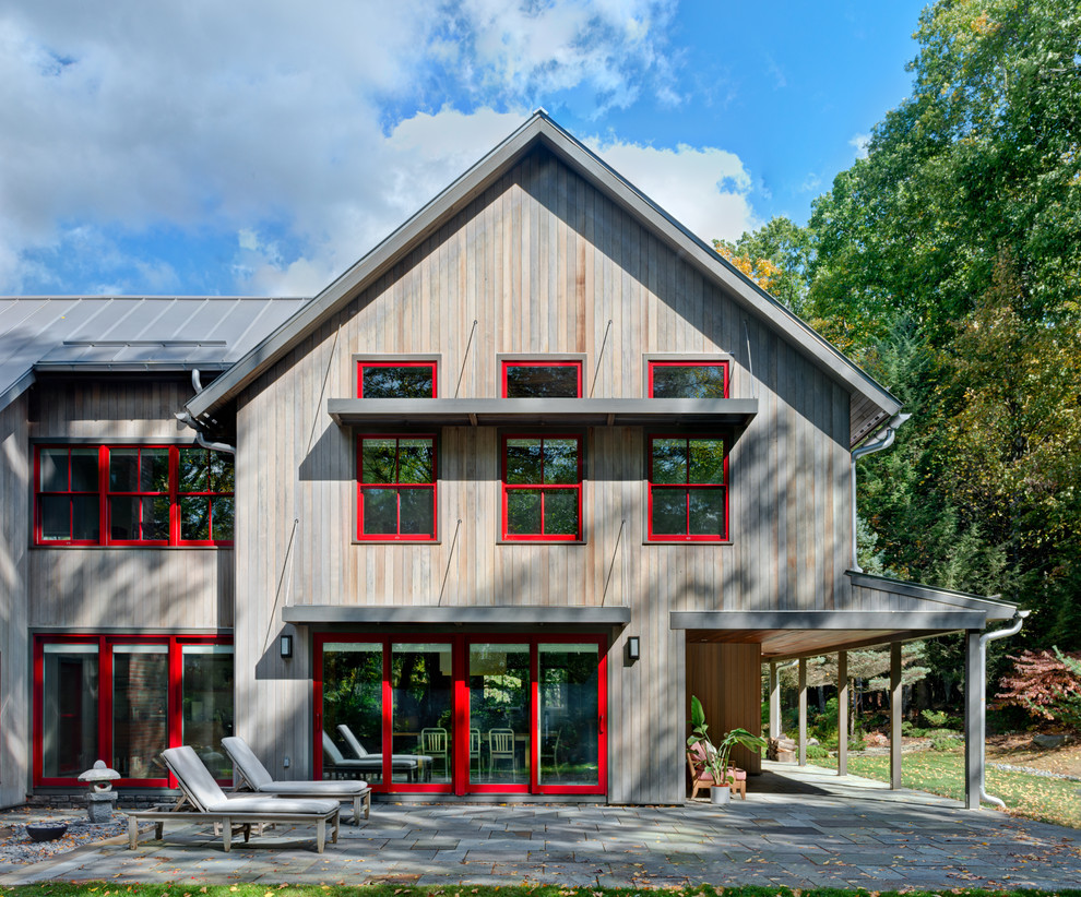 Свежая идея для дизайна: деревянный, большой, двухэтажный, серый частный загородный дом в стиле кантри с двускатной крышей и металлической крышей - отличное фото интерьера