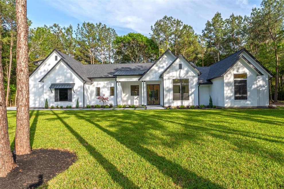 Kleines, Einstöckiges Landhausstil Einfamilienhaus mit Mix-Fassade, weißer Fassadenfarbe, Satteldach und Misch-Dachdeckung in Houston