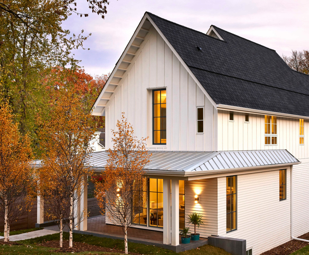 Foto de fachada de casa blanca de estilo de casa de campo con tejado de metal