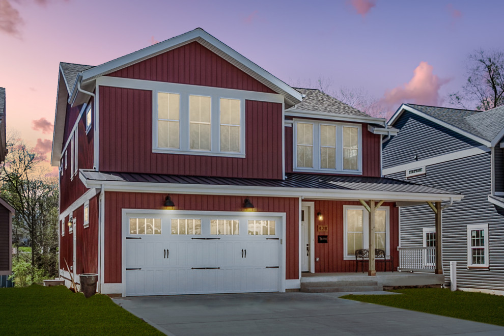 Idée de décoration pour une façade de maison rouge champêtre en panneau de béton fibré de taille moyenne et à un étage avec un toit à deux pans et un toit en métal.