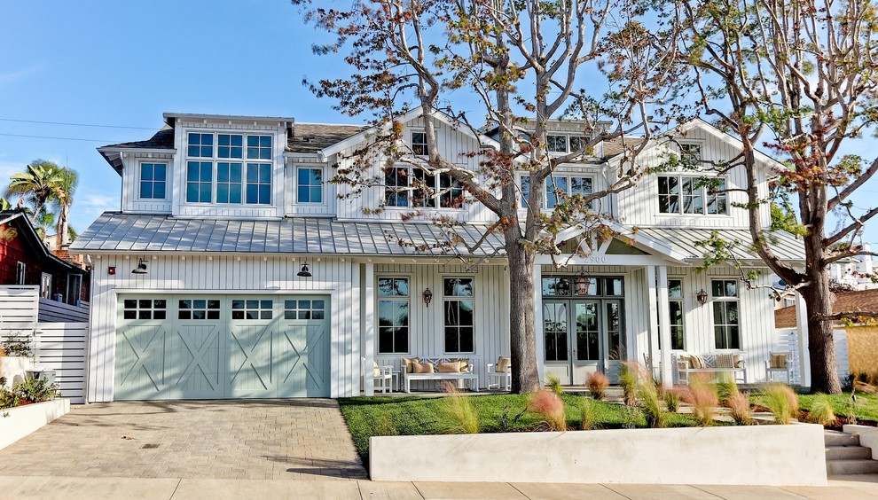 Großes, Zweistöckiges Country Haus mit Vinylfassade, weißer Fassadenfarbe und Satteldach in Los Angeles