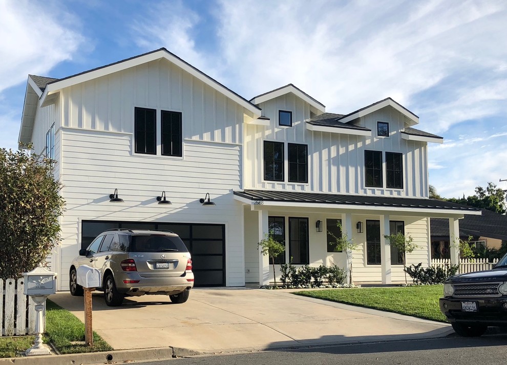 Mittelgroßes, Zweistöckiges Landhaus Einfamilienhaus mit Faserzement-Fassade, weißer Fassadenfarbe, Satteldach und Misch-Dachdeckung in Orange County