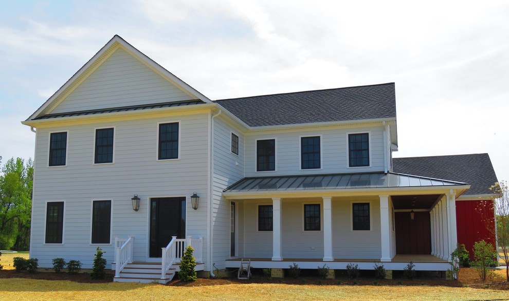Foto de fachada de casa blanca de estilo de casa de campo de dos plantas con revestimiento de madera y tejado de metal