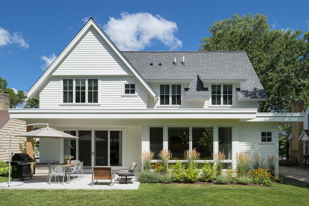 Ispirazione per la facciata di una casa bianca moderna a due piani con rivestimento con lastre in cemento e tetto a capanna