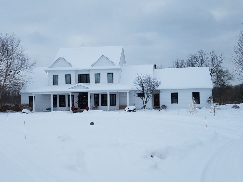 Großes, Zweistöckiges Landhaus Einfamilienhaus mit Vinylfassade, weißer Fassadenfarbe, Satteldach und Misch-Dachdeckung in Grand Rapids