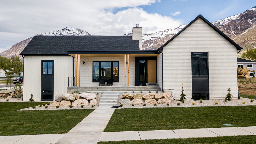 Mittelgroßes, Zweistöckiges Country Einfamilienhaus mit Mix-Fassade, weißer Fassadenfarbe, Misch-Dachdeckung und Walmdach in Salt Lake City