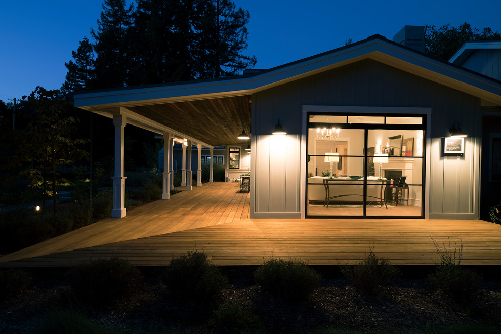 Diseño de fachada de casa gris de estilo de casa de campo grande de dos plantas con revestimiento de madera y tejado de metal