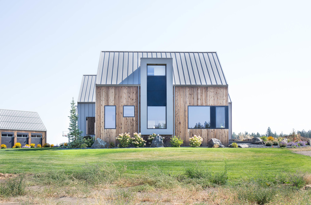 Источник вдохновения для домашнего уюта: большой, трехэтажный, деревянный, коричневый частный загородный дом в современном стиле с двускатной крышей и металлической крышей