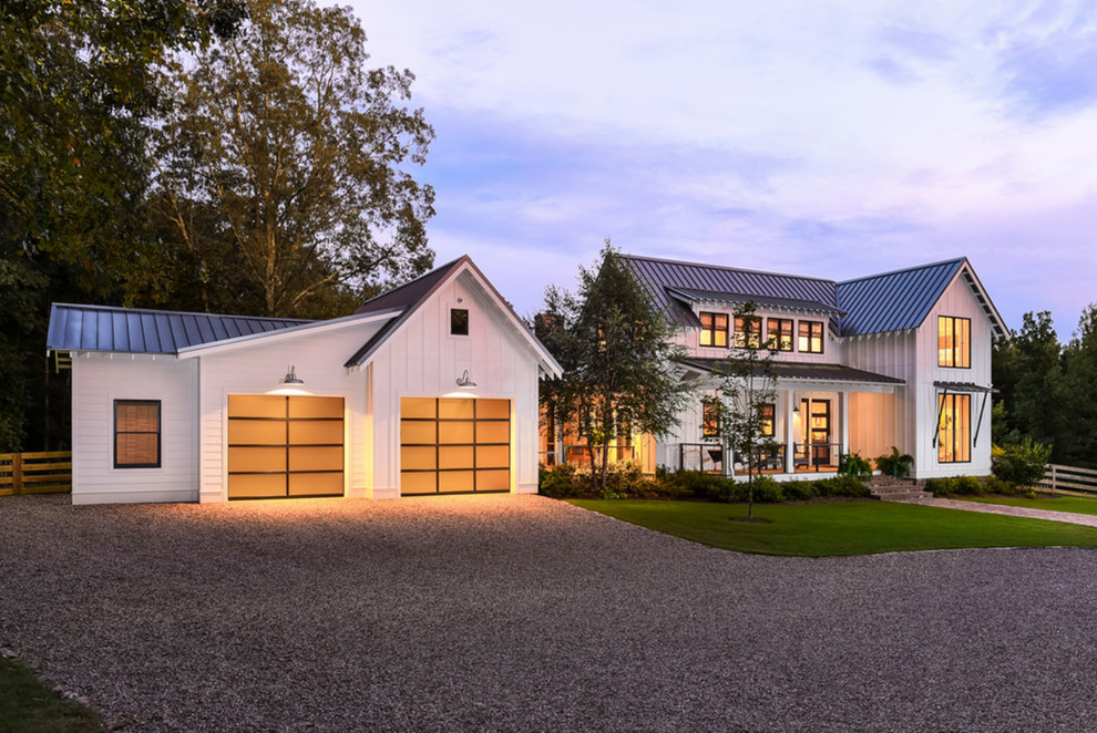 Großes, Zweistöckiges Country Haus mit weißer Fassadenfarbe, Walmdach und Blechdach in Orange County