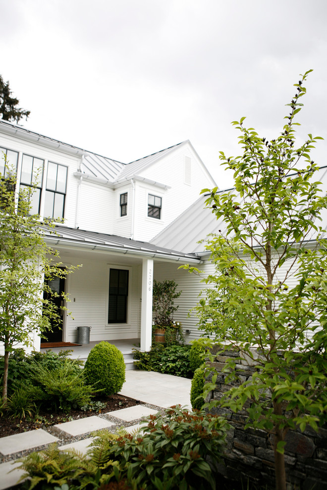 Design ideas for a country house exterior in Seattle.
