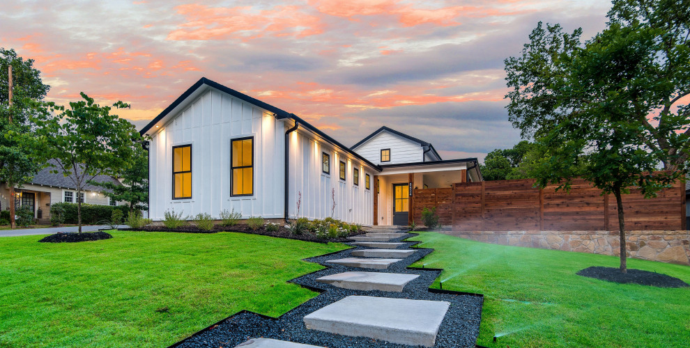 Modern Farmhouse Farmhouse Exterior Dallas by Hoffmann Homes