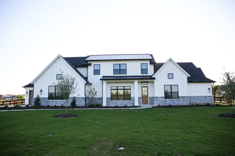 Großes, Zweistöckiges Country Einfamilienhaus mit Mix-Fassade, weißer Fassadenfarbe, Satteldach und Schindeldach in Dallas
