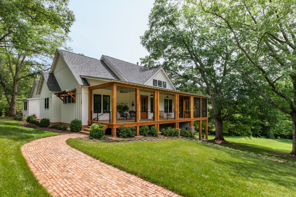Imagen de fachada de casa blanca de estilo de casa de campo con tejado a dos aguas y tejado de teja de madera