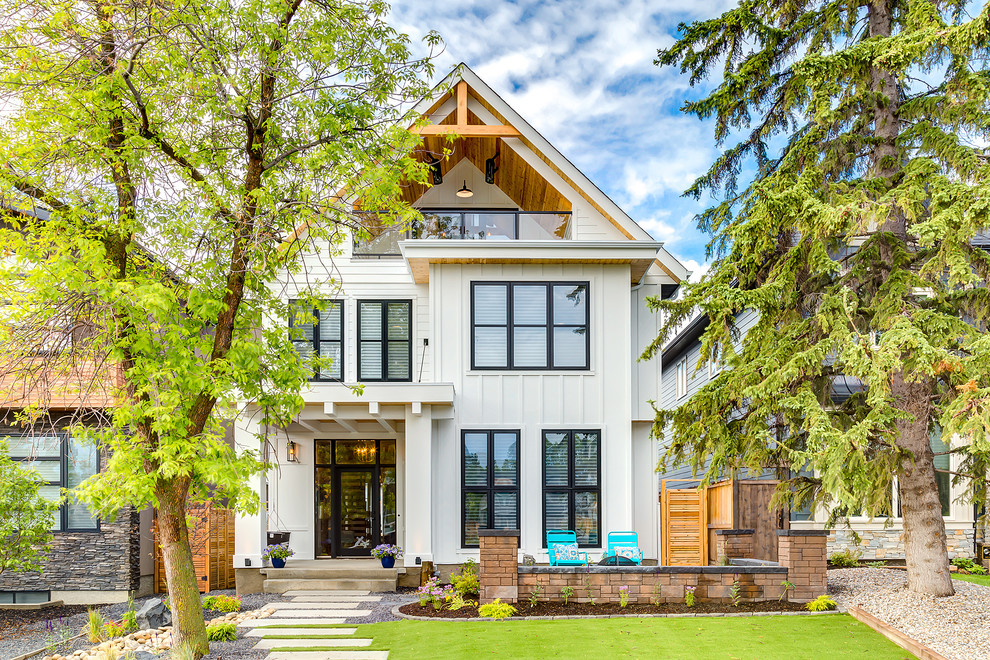 Großes, Zweistöckiges Landhaus Einfamilienhaus mit Faserzement-Fassade, weißer Fassadenfarbe und Satteldach in Calgary