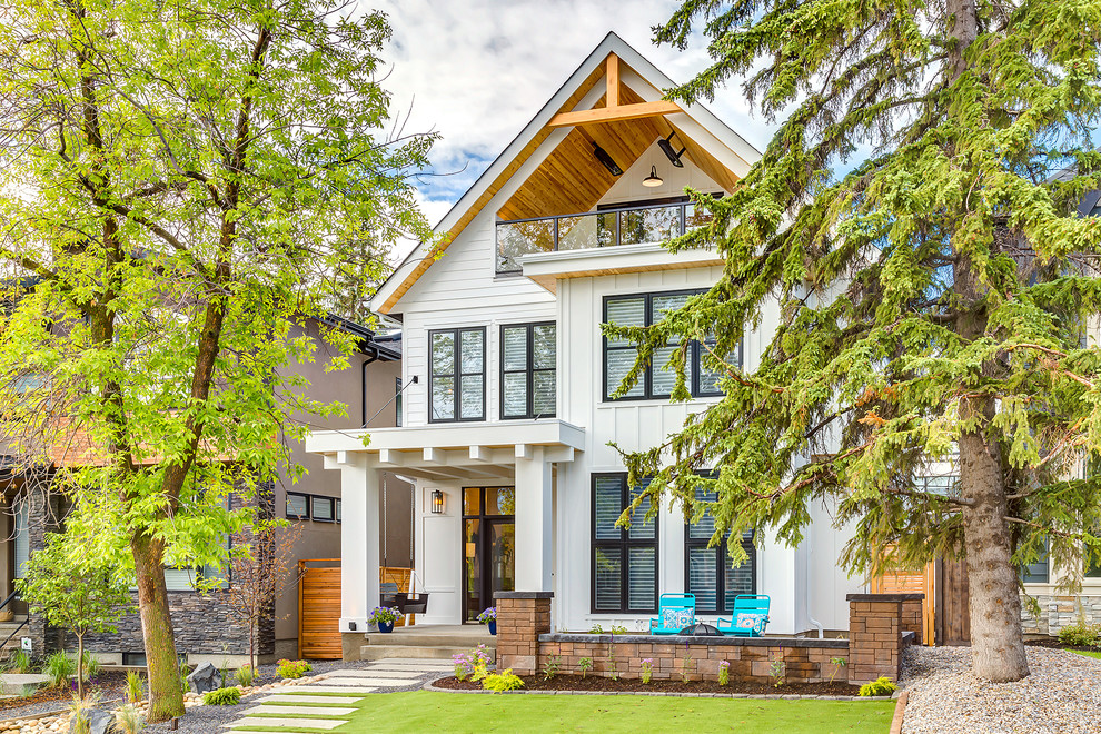 Großes, Dreistöckiges Country Einfamilienhaus mit Faserzement-Fassade und weißer Fassadenfarbe in Calgary