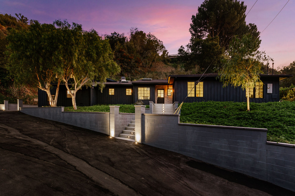 Großes Landhaus Haus mit schwarzer Fassadenfarbe in Los Angeles