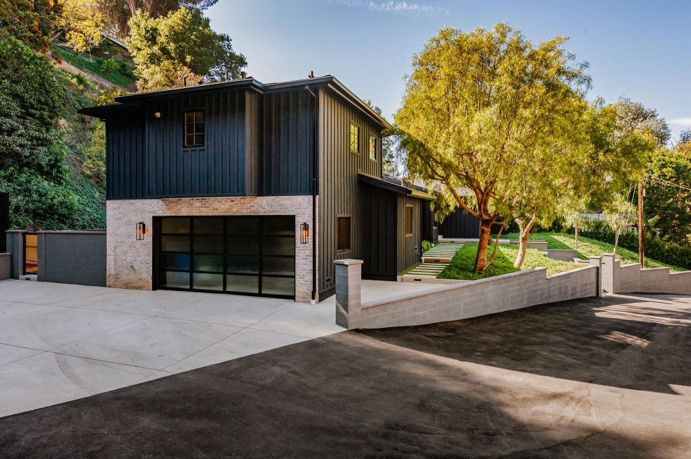 Großes Landhaus Haus mit schwarzer Fassadenfarbe in Los Angeles