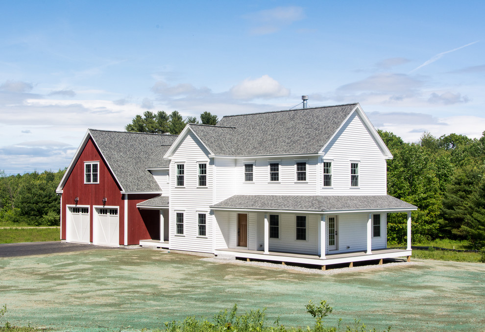Cette image montre une façade de maison blanche rustique à un étage et de taille moyenne avec un revêtement en vinyle, un toit à deux pans et un toit en shingle.
