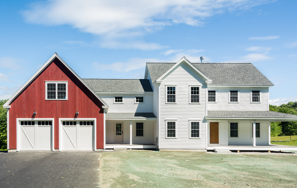 Großes, Zweistöckiges Landhausstil Einfamilienhaus mit Vinylfassade, weißer Fassadenfarbe, Satteldach und Schindeldach in Portland Maine