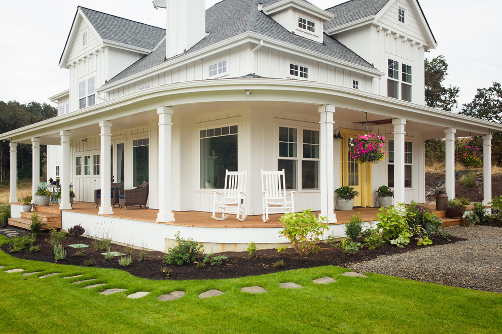 Ejemplo de fachada de casa blanca de estilo de casa de campo de tamaño medio de dos plantas