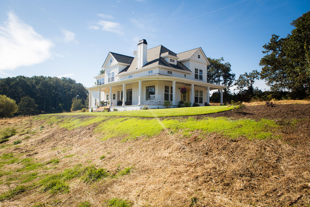 Mittelgroßes, Zweistöckiges Country Einfamilienhaus mit weißer Fassadenfarbe in Portland