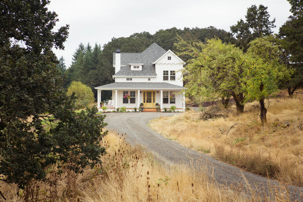 Foto della villa bianca country a due piani di medie dimensioni