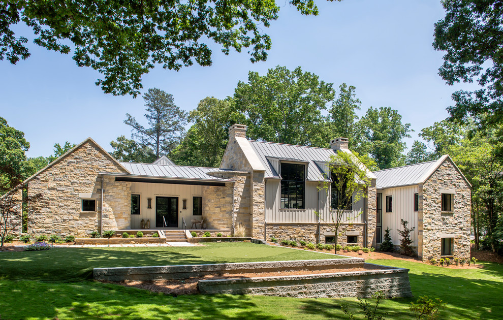 Geräumiges, Zweistöckiges Country Einfamilienhaus mit Mix-Fassade, Satteldach, Blechdach und Dachgaube in Atlanta