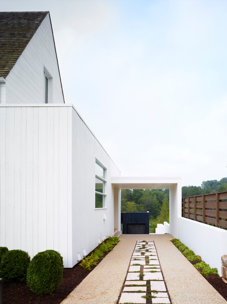 Imagen de fachada blanca de estilo de casa de campo de tamaño medio de una planta con revestimiento de ladrillo y tejado a cuatro aguas