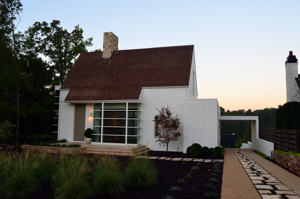 Inspiration för mellanstora lantliga vita hus, med allt i ett plan, tegel och valmat tak