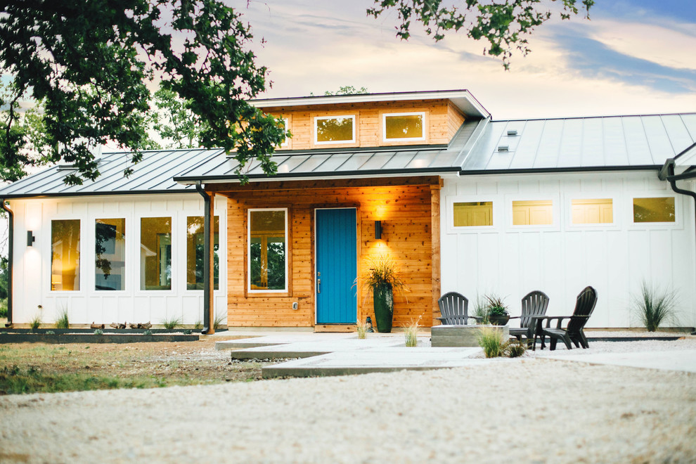 Mittelgroßes, Einstöckiges Landhaus Haus mit weißer Fassadenfarbe und Pultdach in Austin
