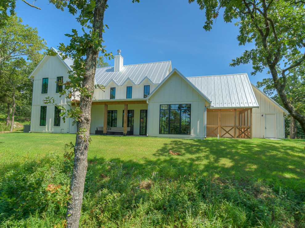 Großes, Zweistöckiges Country Einfamilienhaus mit Faserzement-Fassade, weißer Fassadenfarbe und Blechdach