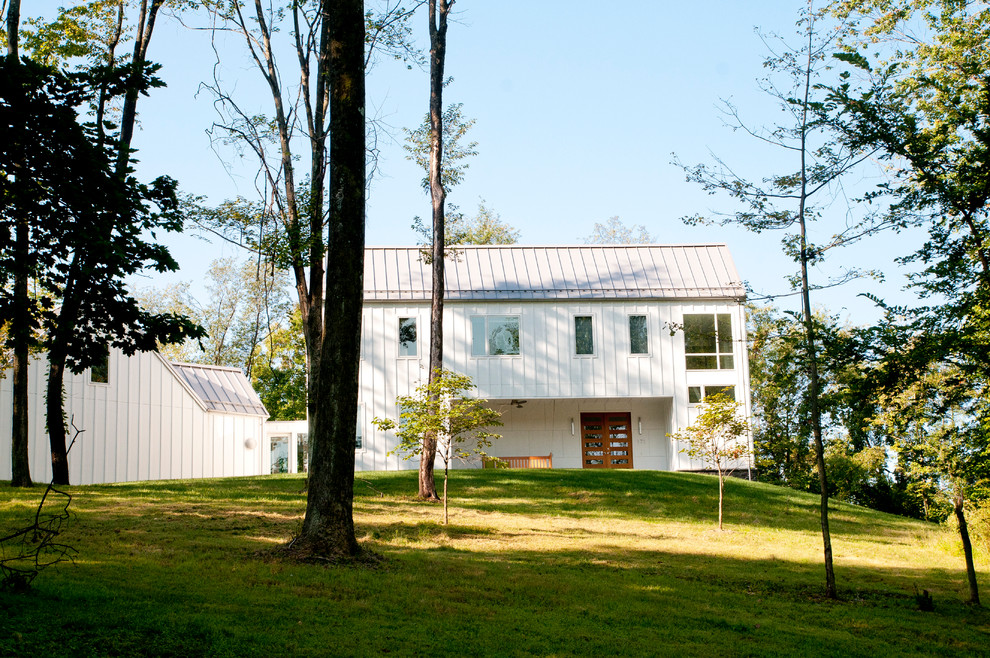 Idee per la facciata di una casa country a due piani