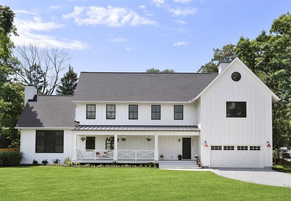 Zweistöckiges Country Haus mit weißer Fassadenfarbe und Misch-Dachdeckung in Chicago