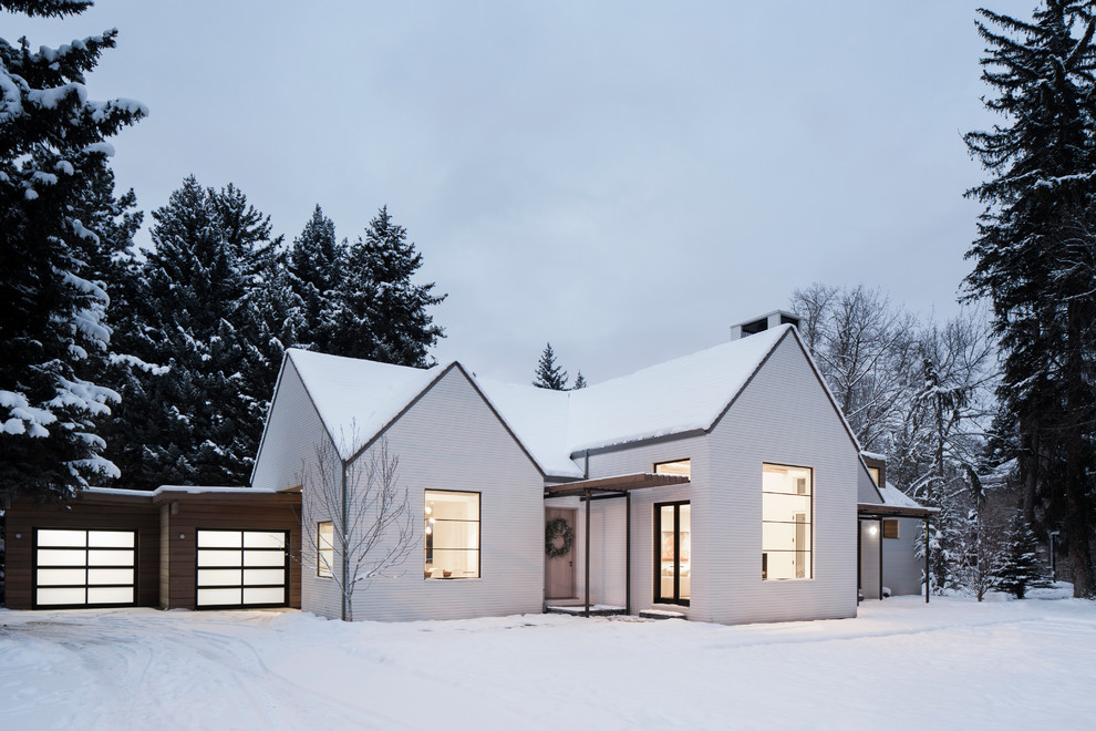 Idée de décoration pour une façade de maison blanche nordique en brique de plain-pied.