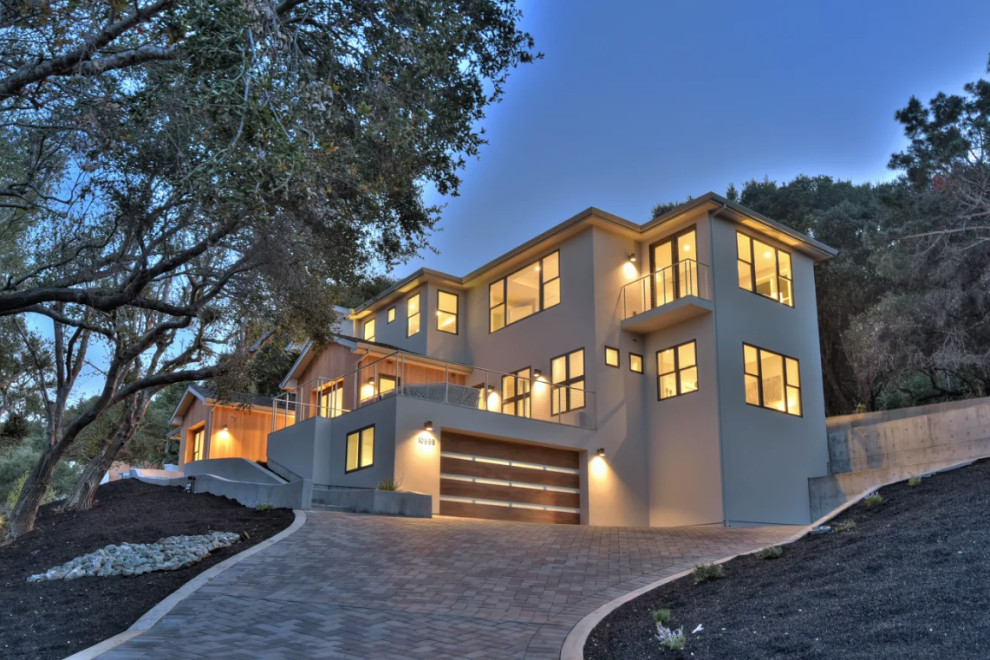Großes, Zweistöckiges Country Haus mit grauer Fassadenfarbe und Schindeldach in San Francisco