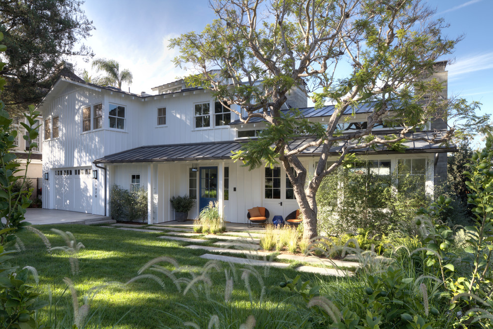 Großes, Zweistöckiges Landhaus Haus mit weißer Fassadenfarbe und Blechdach in Los Angeles