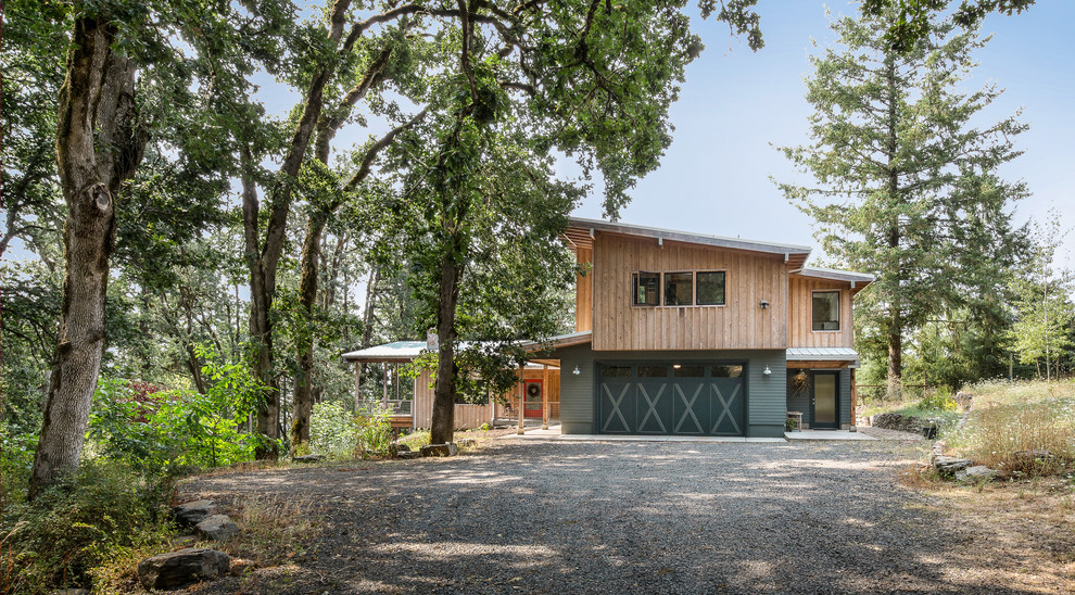 Einstöckiges Landhausstil Haus mit brauner Fassadenfarbe, Pultdach und Blechdach in Portland