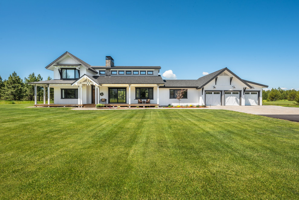 Zweistöckiges Landhaus Einfamilienhaus mit weißer Fassadenfarbe, Satteldach, Schindeldach, grauem Dach und Wandpaneelen in Boise
