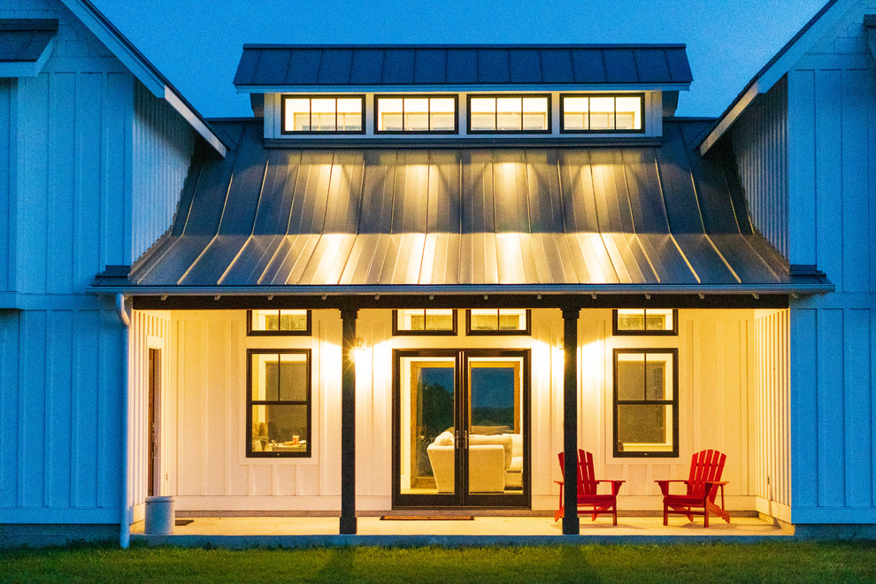 Mittelgroßes, Zweistöckiges Landhaus Einfamilienhaus mit Faserzement-Fassade, weißer Fassadenfarbe, Satteldach und Blechdach in Austin
