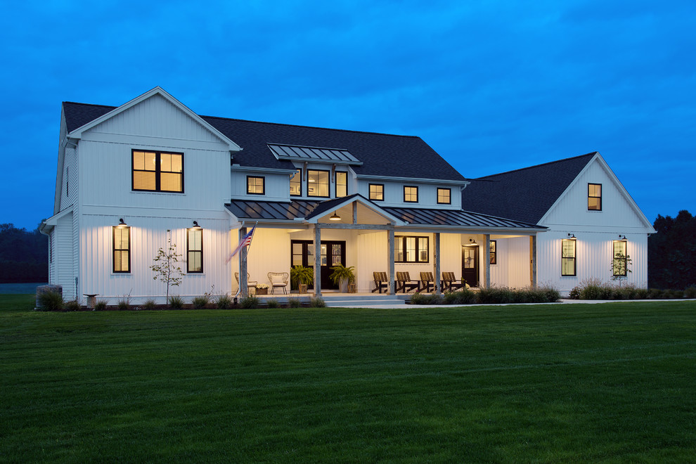 Mittelgroßes, Zweistöckiges Country Haus mit weißer Fassadenfarbe und Misch-Dachdeckung in Sonstige