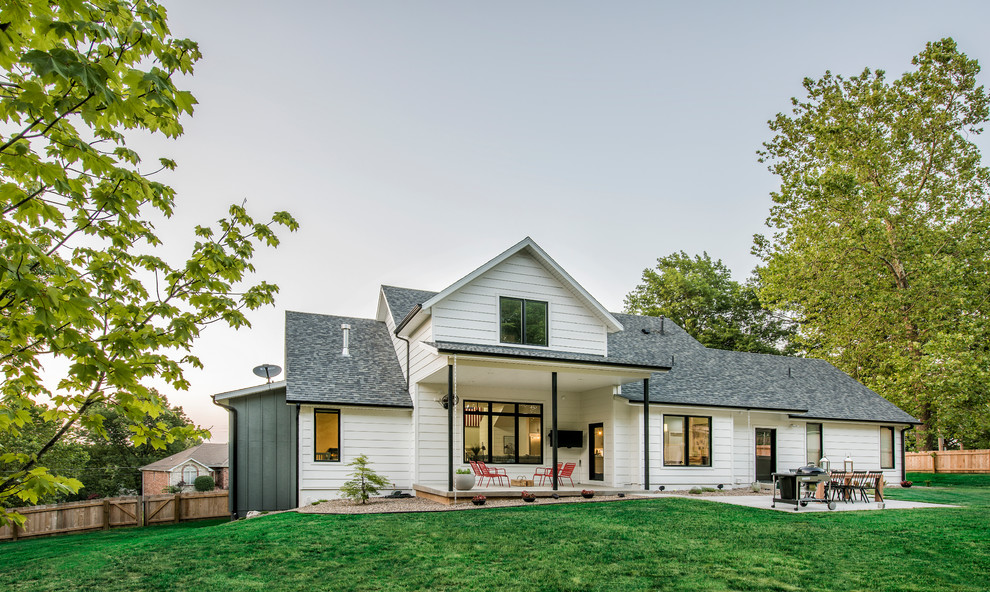 Стильный дизайн: белый дом в стиле кантри - последний тренд